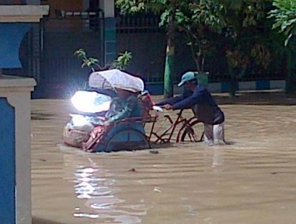 Kota Sampang Terendam Banjir, 8 Sekolah Diliburkan