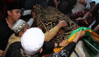 Keluarga, kerabat dan masyarakat ikut salatkan jenazah Olga Syahputra di Masjid dekat rumah duka di 