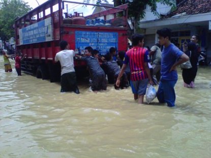 Banjir Blega, Lalu Lintas Sempat Lumpuh