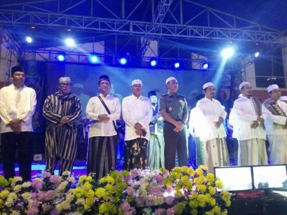 Puncak Perayaan HPN Ke-72, PWI dan Anshor Bangkalan Gelar Shalawat Bersama Ribuan Umat Islam